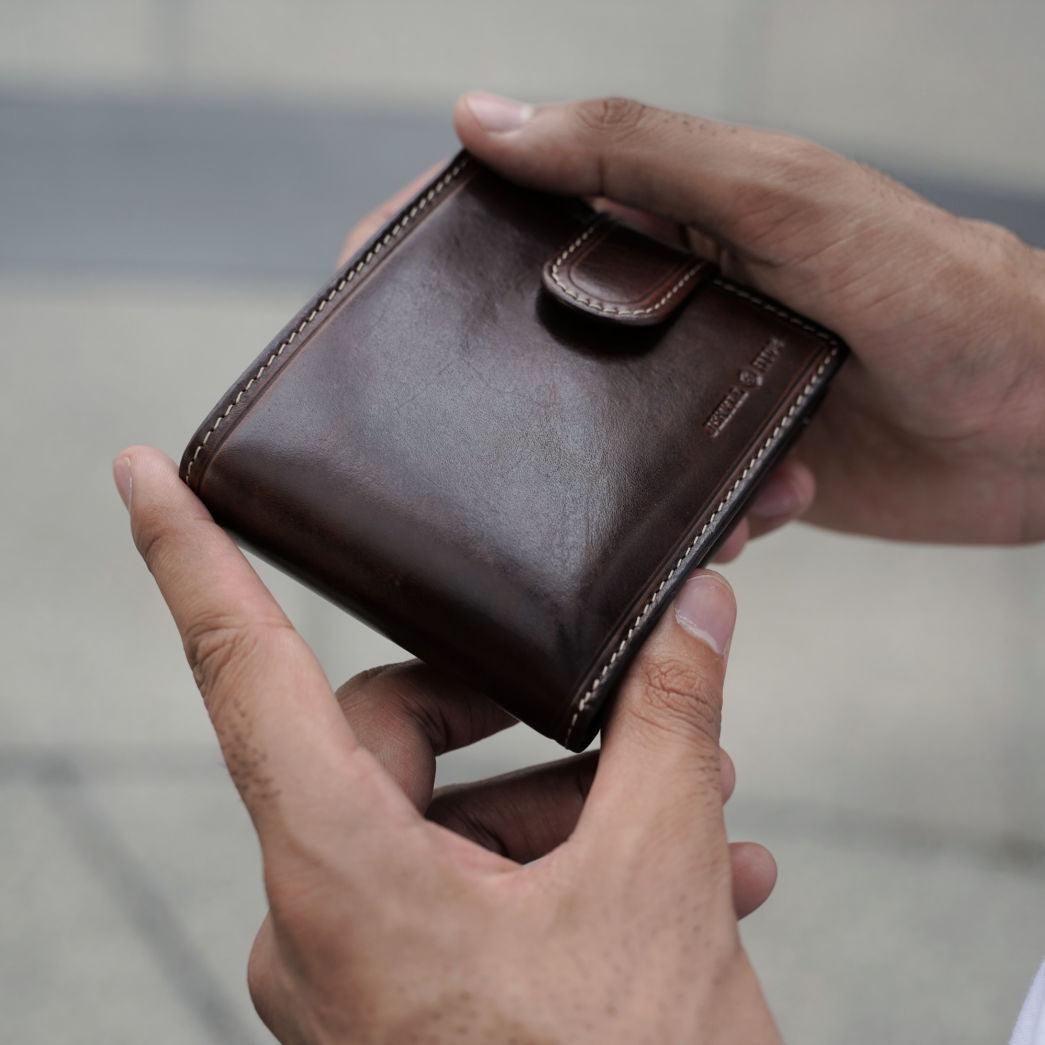 Bifold Wallet With Coin And ID Window,Wallet,Jekyll & Hide,Mocha, carried in hand